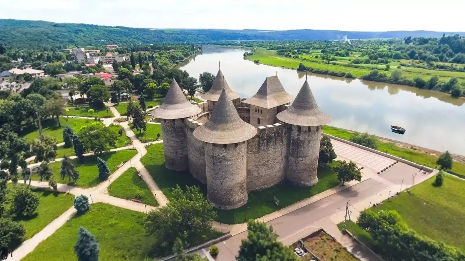 Сорокская крепость с высоты птичьего полета, средневековое укрепление на берегу Днестра.