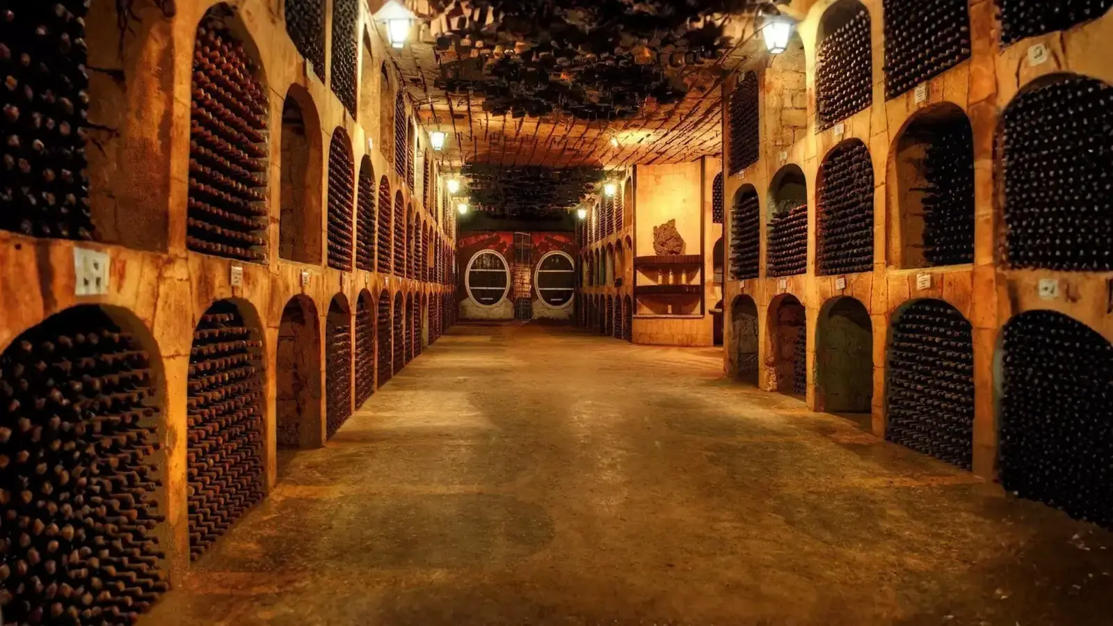Подземные винные подвалы Молдовы с длинными галереями и стеллажами выдержанных вин.