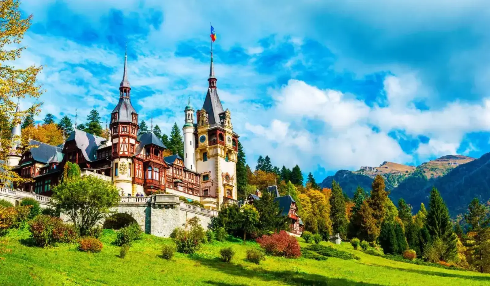 Castelul Peleș din Sinaia, reședință regală &icirc;n Munții Carpați, &icirc;nconjurată de natură.