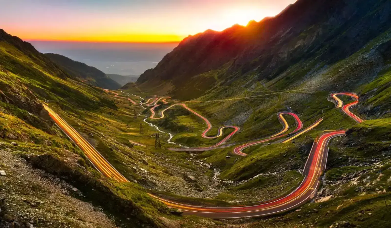 Transfăgărășanul la apus, drum montan spectaculos cu serpentine &icirc;n Munții Făgăraș.