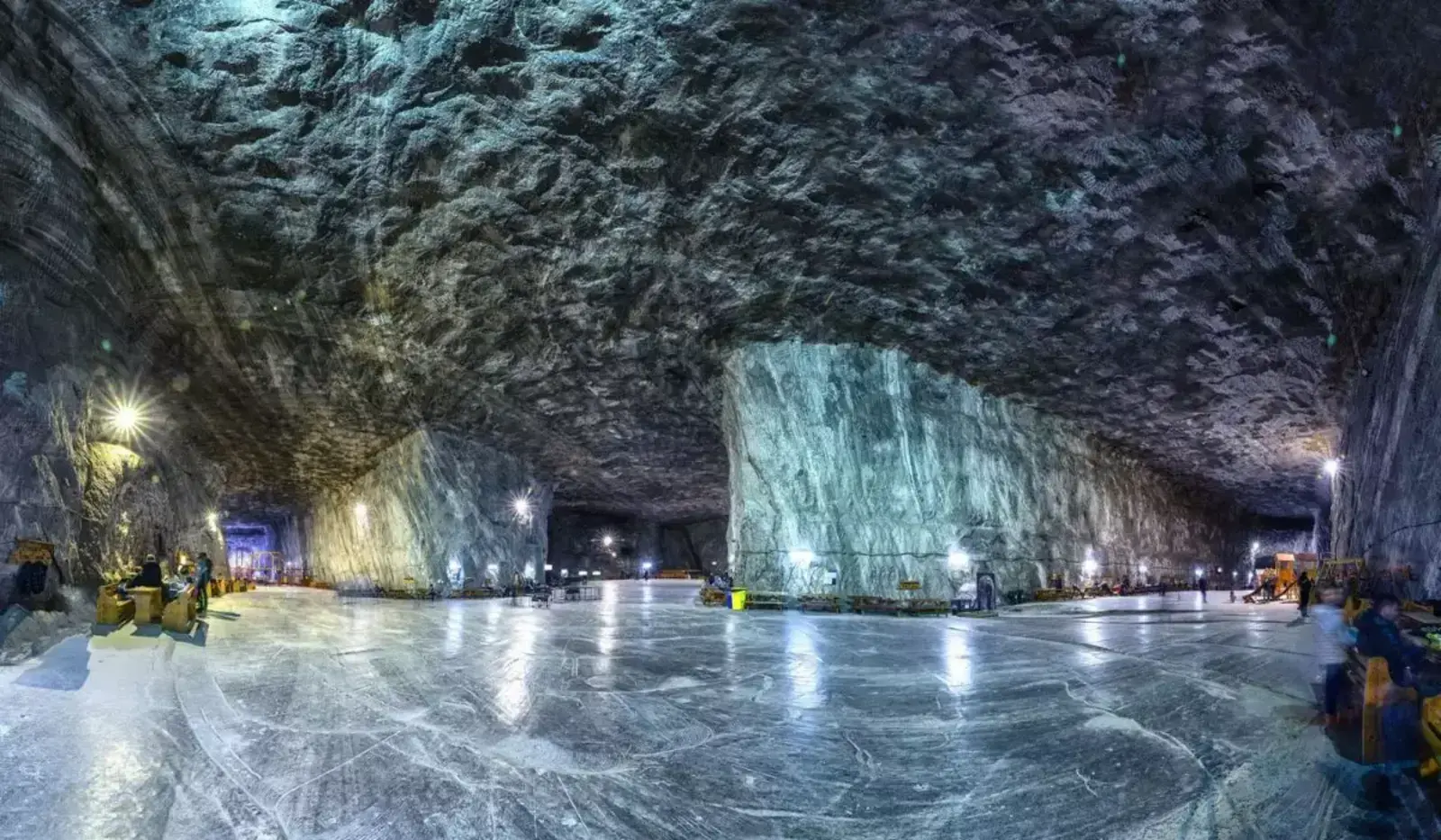 Salina de la Sovata (Praid), galerie subterană din sare cu iluminare artificială și podea lucioasă.