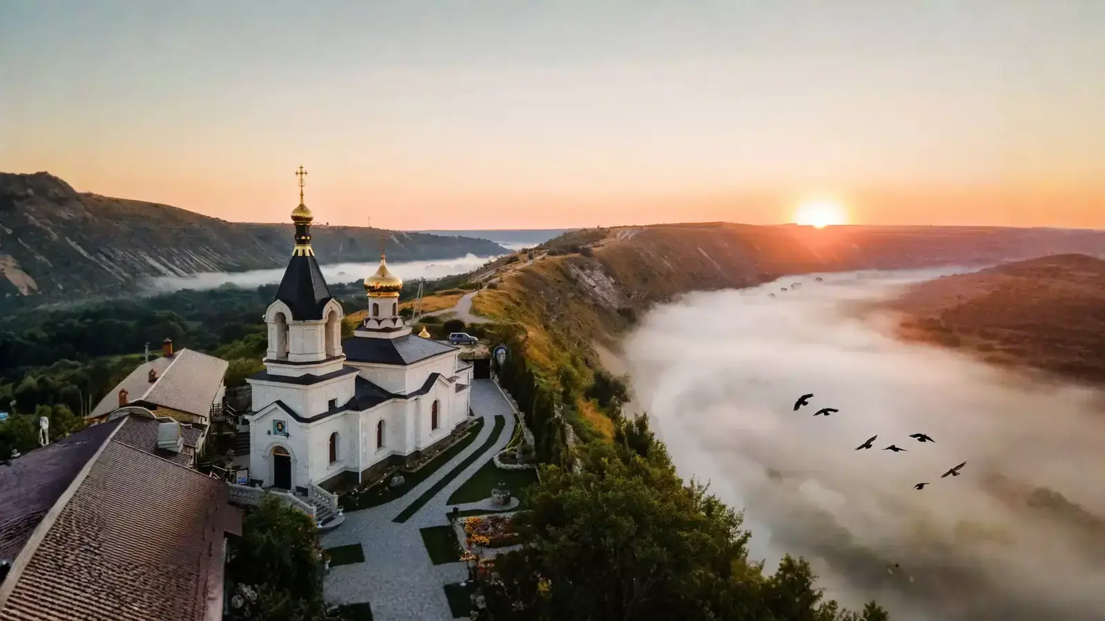 Монастырь в Орхейул Векь на рассвете, живописный пейзаж с туманом над рекой Реут.